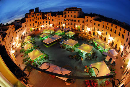 Vedute della città di Lucca. Piazza dell'anfiteatro in notturna in occasione della Festa di Santa Zita. Italia - Toscana - Lucca *** Local Caption *** Citta' di Lucca